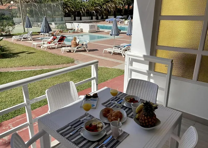 Pretty Pool View Holiday Home