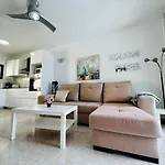 Ocean Front Cozy 2 Bedroom, 3 Beds Spacious- Netflix, Pool, Beach Lift & Fast Wifi