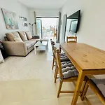 Ocean Front Cozy 2 Bedroom, 3 Beds Spacious- Netflix, Pool, Beach Lift & Fast Wifi