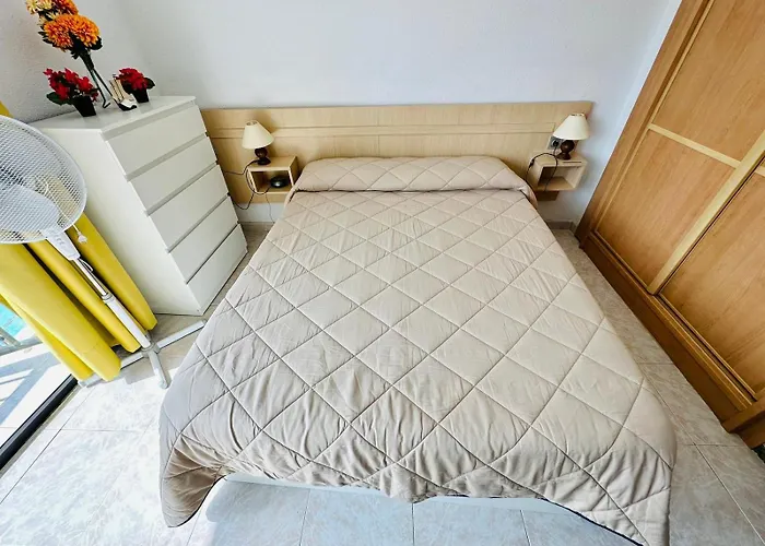 Ocean Front Cozy 2 Bedroom, 3 Beds Spacious- Netflix, Pool, Beach Lift & Fast Wifi