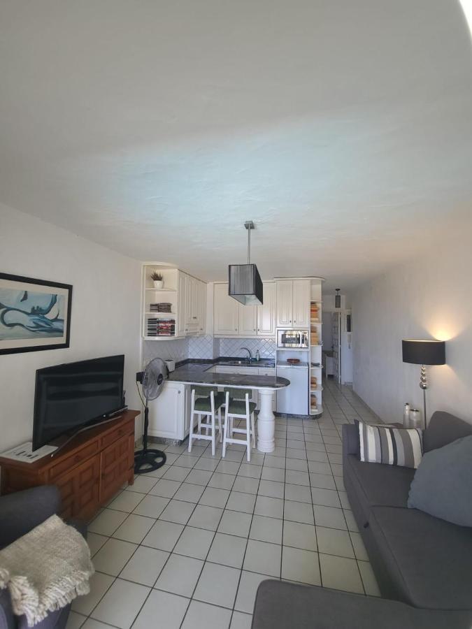 Lovers From In Sunny Gran Canaria Apartment