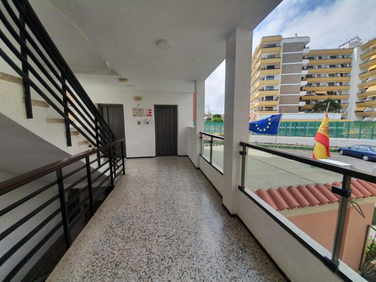 Ocean Front Cozy 2 Bedroom, 3 Beds Spacious- Netflix, Pool, Lift & Fast Wifi