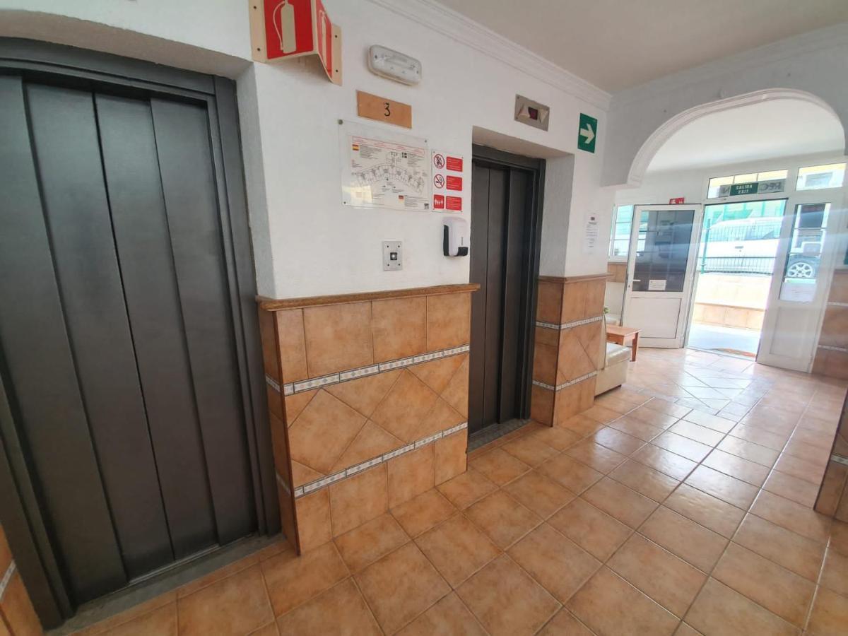 Ocean Front Cozy 2 Bedroom, 3 Beds Spacious- Netflix, Pool, Lift & Fast Wifi Playa del Inglés