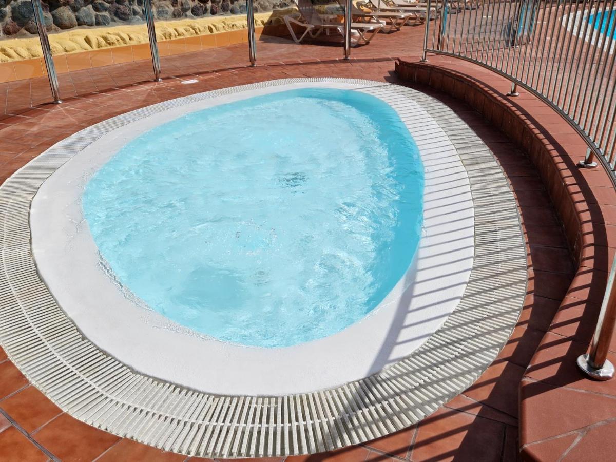 Ocean Front Cozy 2 Bedroom, 3 Beds Spacious- Netflix, Pool, Lift & Fast Wifi Playa del Inglés