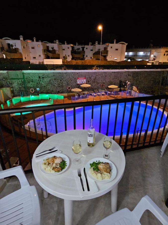 Ocean Front Cozy 2 Bedroom, 3 Beds Spacious- Netflix, Pool, Lift & Fast Wifi