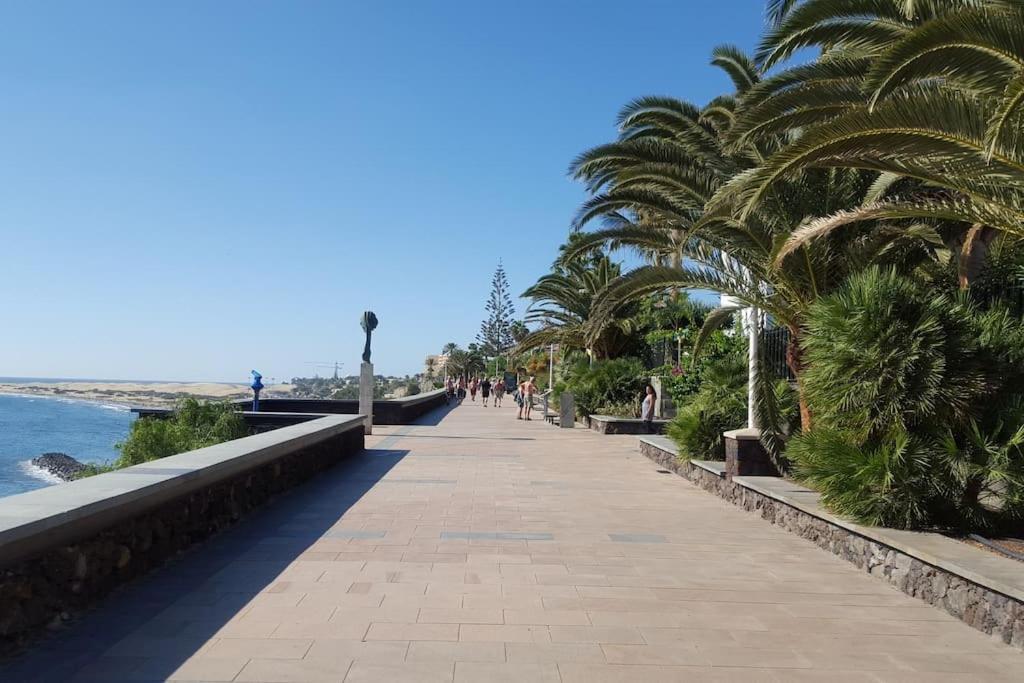 Modernes Mit Poolblick In Top-lage Von Huoneisto