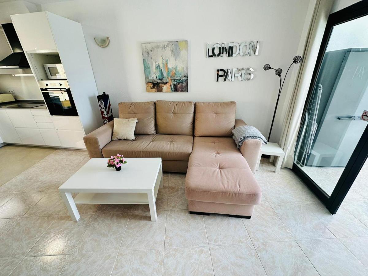 Ocean Front Cozy 2 Bedroom, 3 Beds Spacious- Netflix, Pool, Lift & Fast Wifi Huoneisto