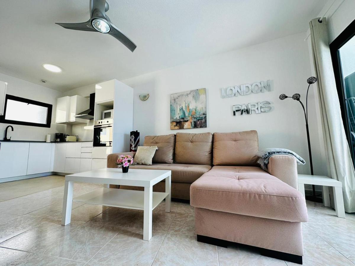 Ocean Front Cozy 2 Bedroom, 3 Beds Spacious- Netflix, Pool, Lift & Fast Wifi