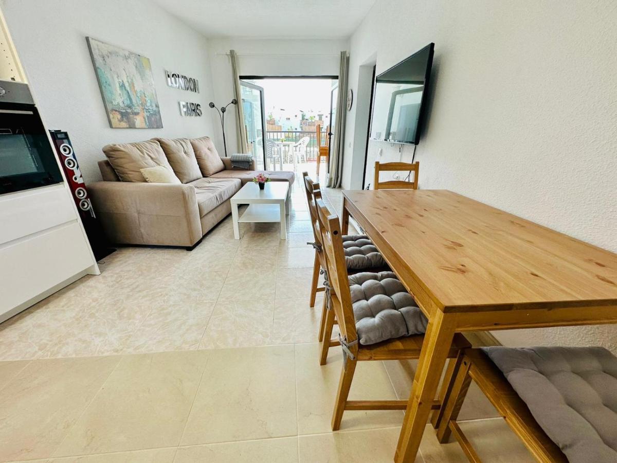 Ocean Front Cozy 2 Bedroom, 3 Beds Spacious- Netflix, Pool, Lift & Fast Wifi