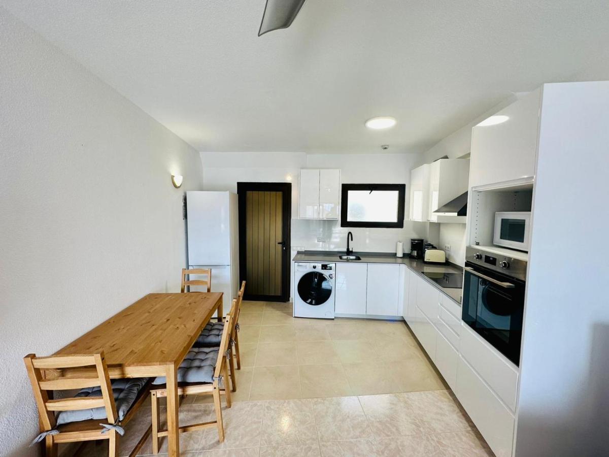 Ocean Front Cozy 2 Bedroom, 3 Beds Spacious- Netflix, Pool, Lift & Fast Wifi * Playa del Inglés