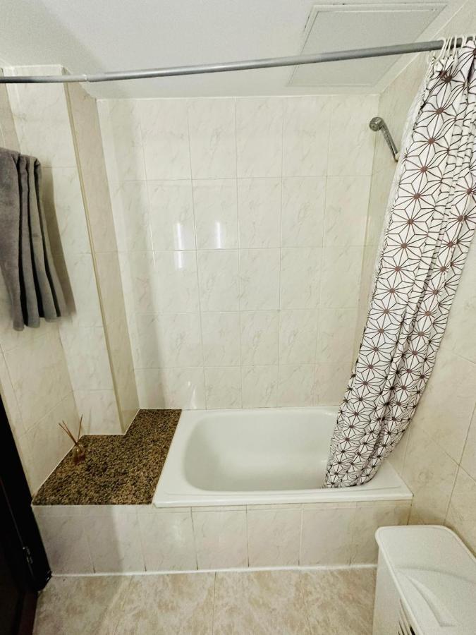 Ocean Front Cozy 2 Bedroom, 3 Beds Spacious- Netflix, Pool, Lift & Fast Wifi