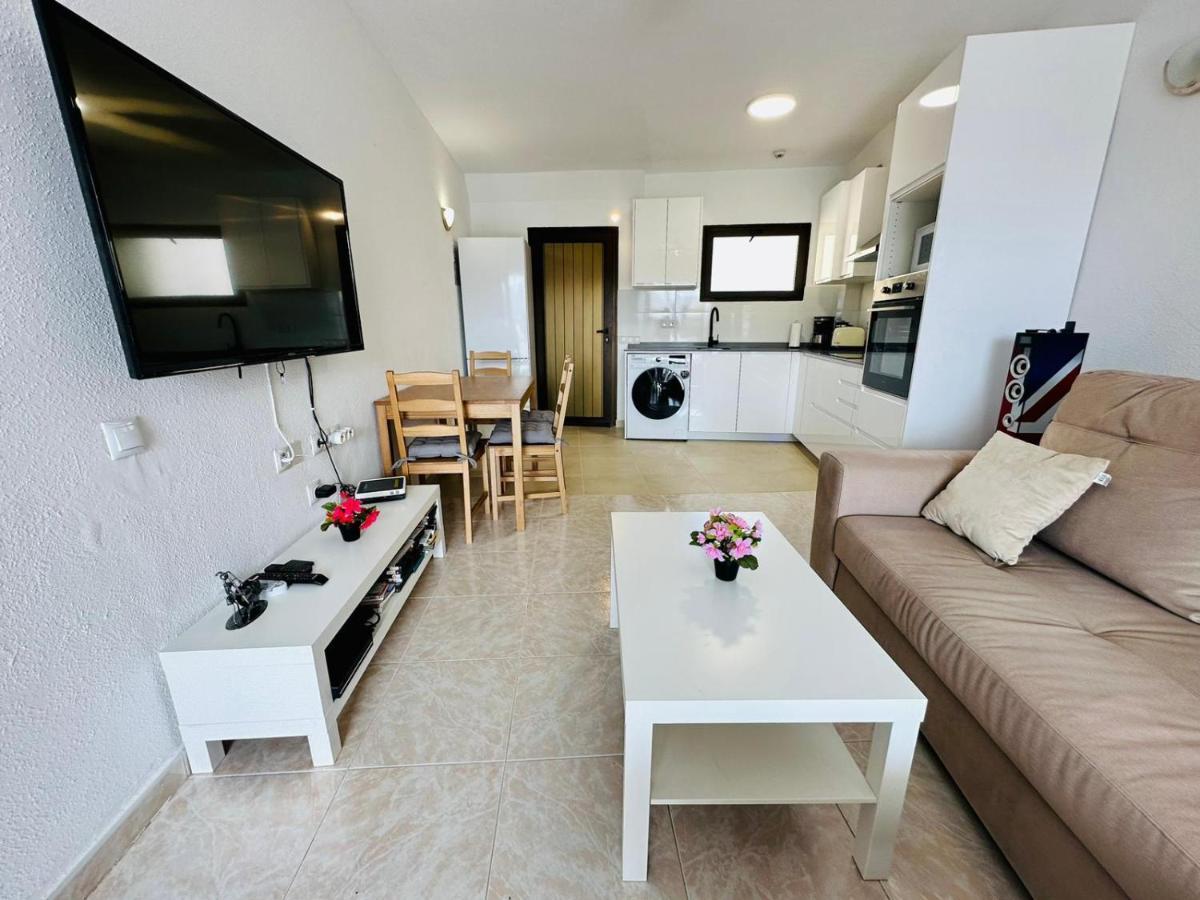 Ocean Front Cozy 2 Bedroom, 3 Beds Spacious- Netflix, Pool, Lift & Fast Wifi *