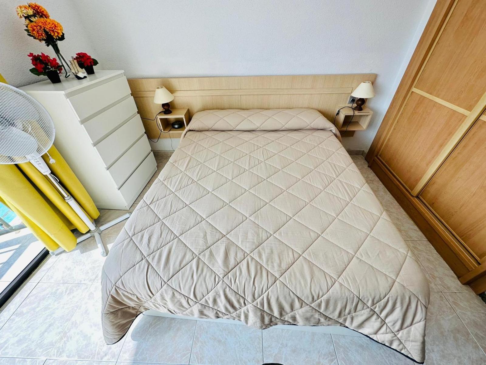 Ocean Front Cozy 2 Bedroom, 3 Beds Spacious- Netflix, Pool, Lift & Fast Wifi Huoneisto *