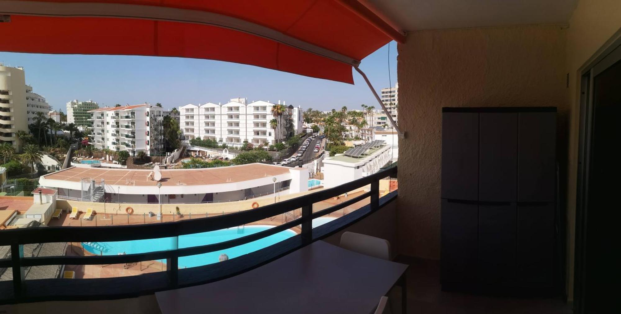 Modernes Mit Poolblick In Top-lage Von Huoneisto *