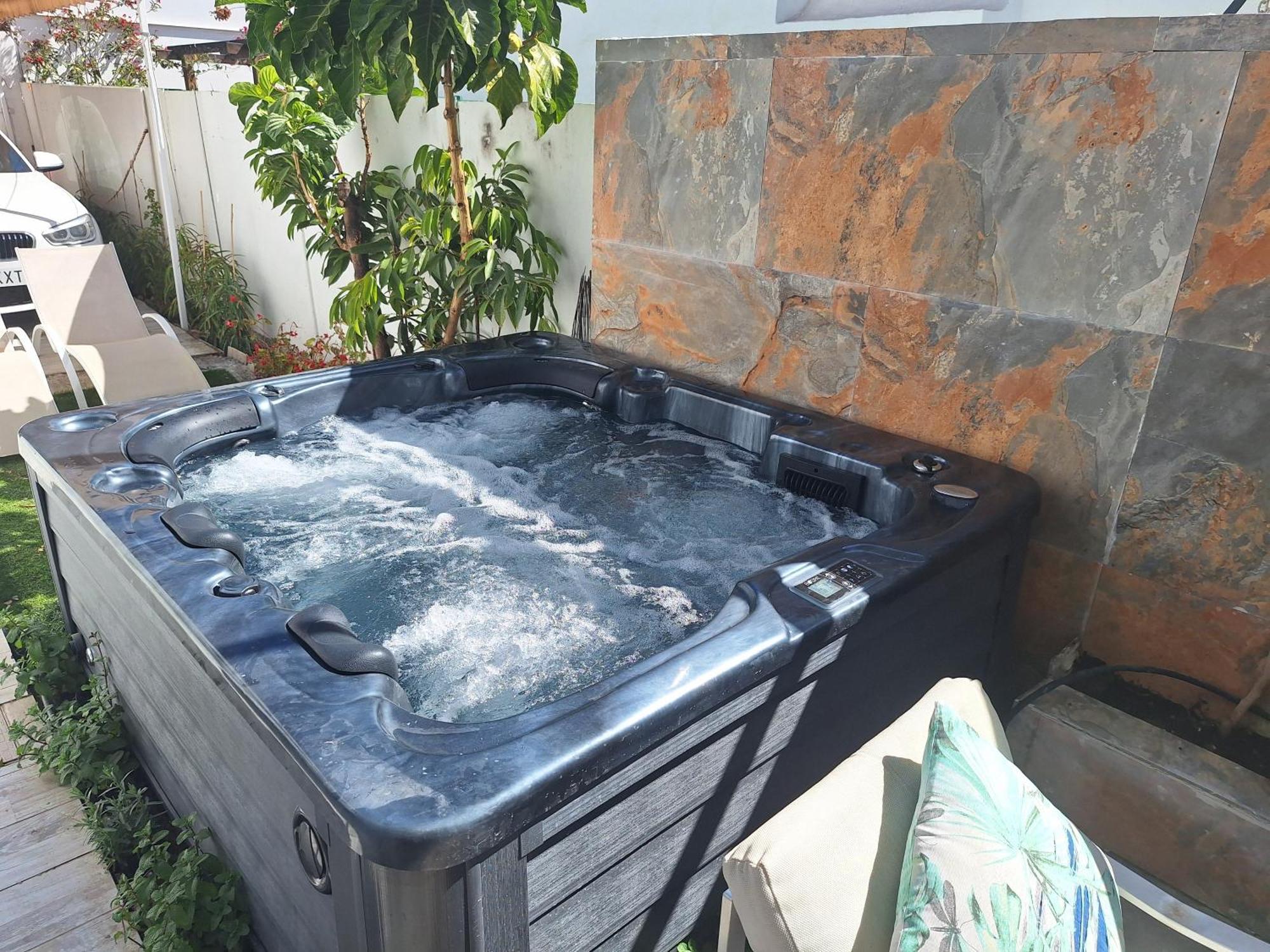 Bungalow 2-4 With Jacuzzi * Playa del Inglés
