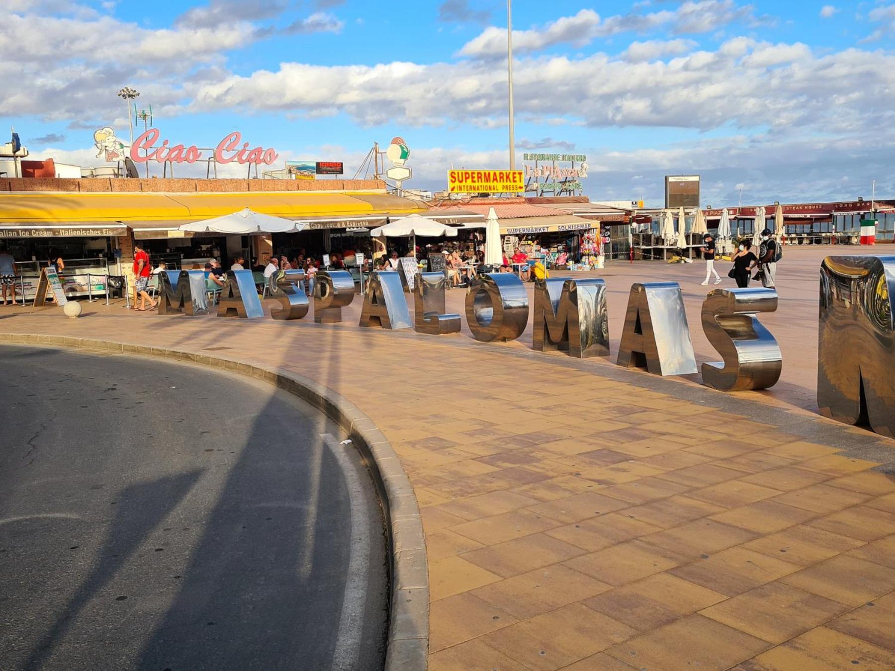 Parrot's House- Yumbo Center * Playa del Ingles (Gran Canaria)