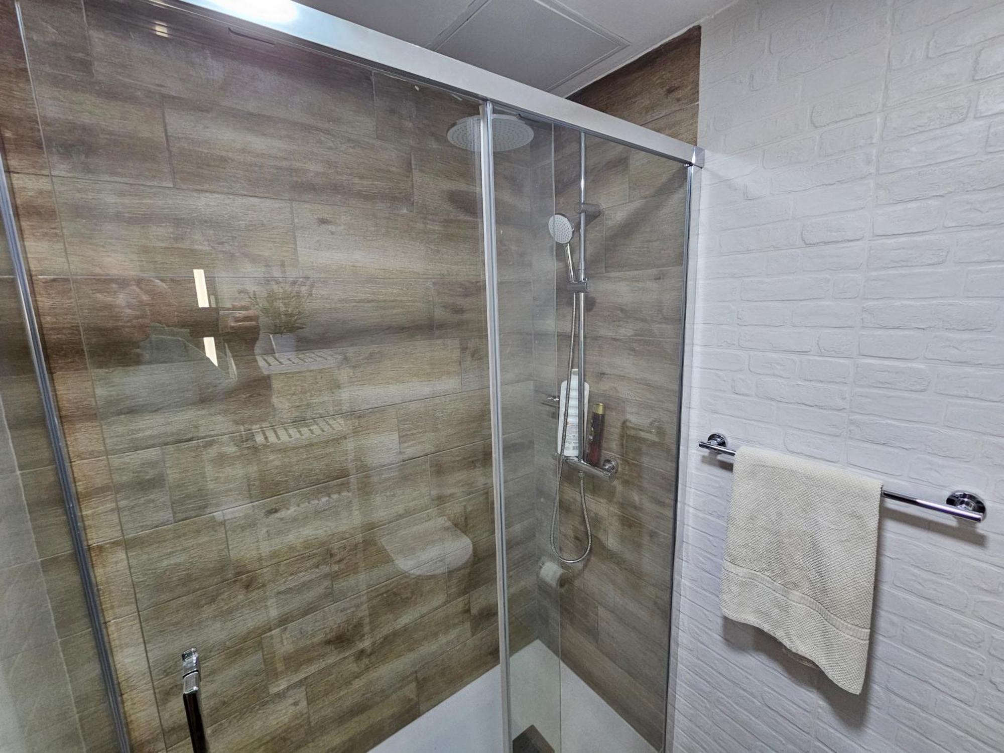Ocean Front Cozy 2 Bedroom, 3 Beds Spacious- Netflix, Pool, Lift & Fast Wifi Playa del Inglés