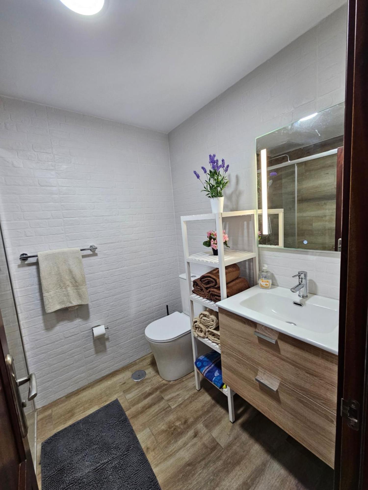 Apartment Ocean Front Cozy 2 Bedroom, 3 Beds Spacious- Netflix, Pool, Lift & Fast Wifi