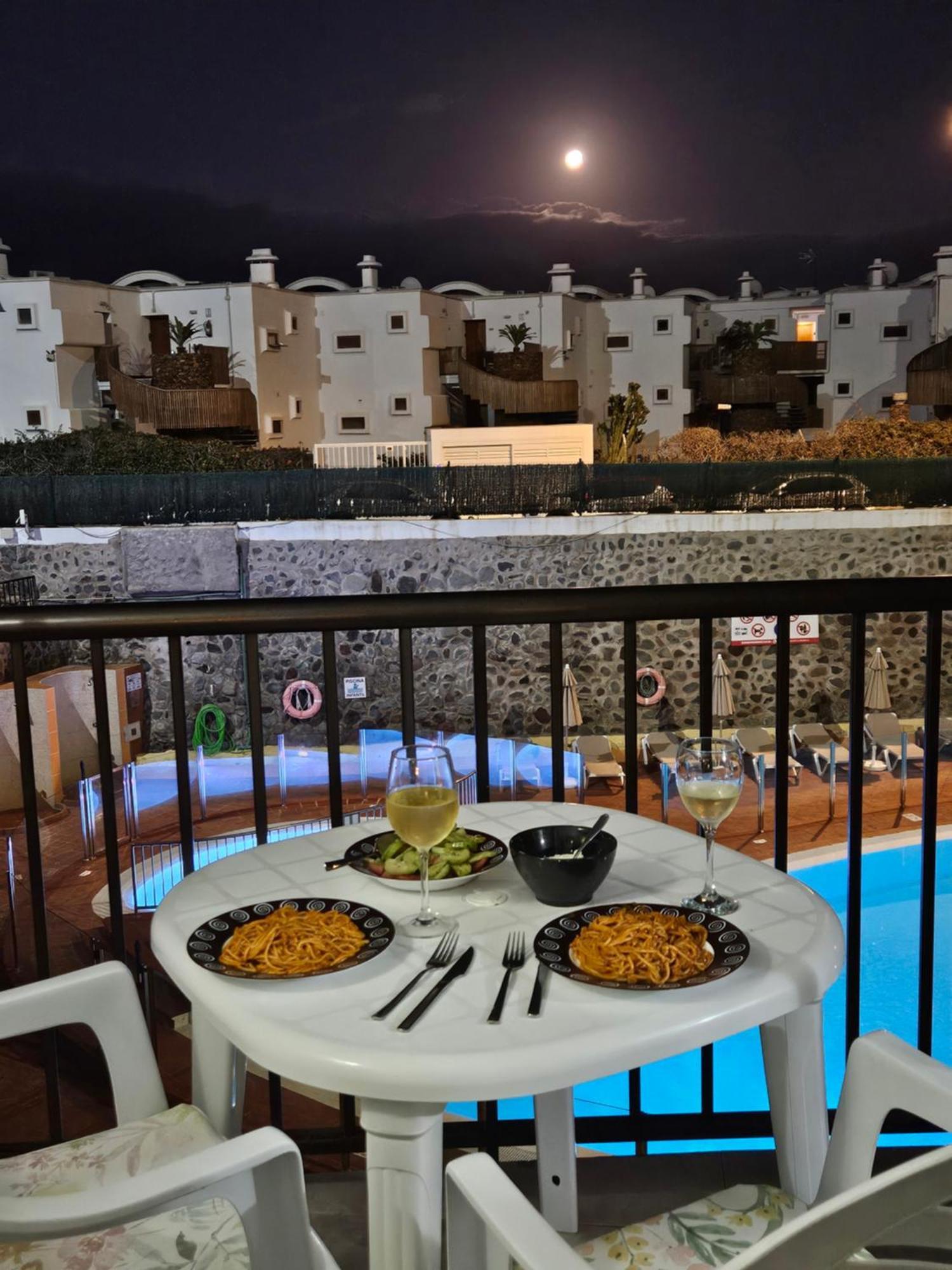 Ocean Front Cozy 2 Bedroom, 3 Beds Spacious- Netflix, Pool, Lift & Fast Wifi Huoneisto *