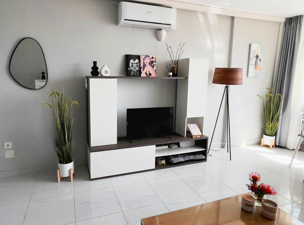 Con Piscina Y Aire Acondicionado