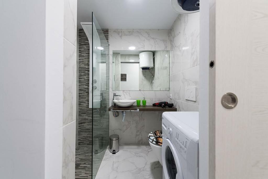 5 Min Walk From Yumbo 208 *