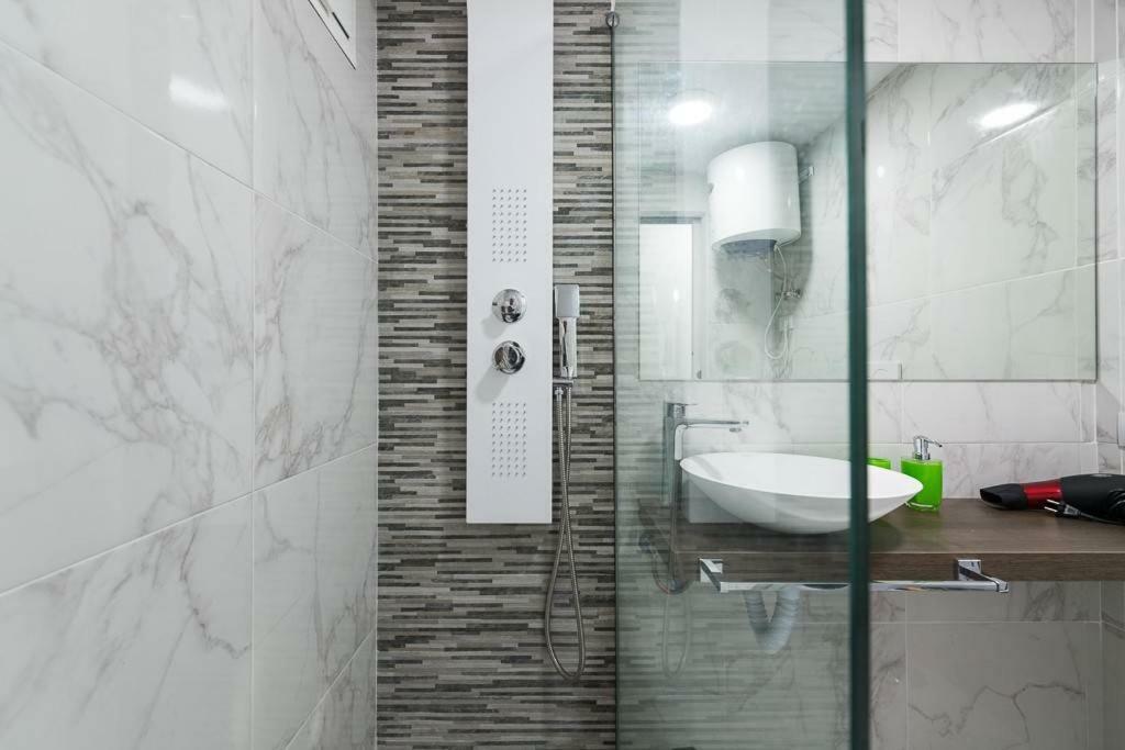 5 Min Walk From Yumbo 208 *
