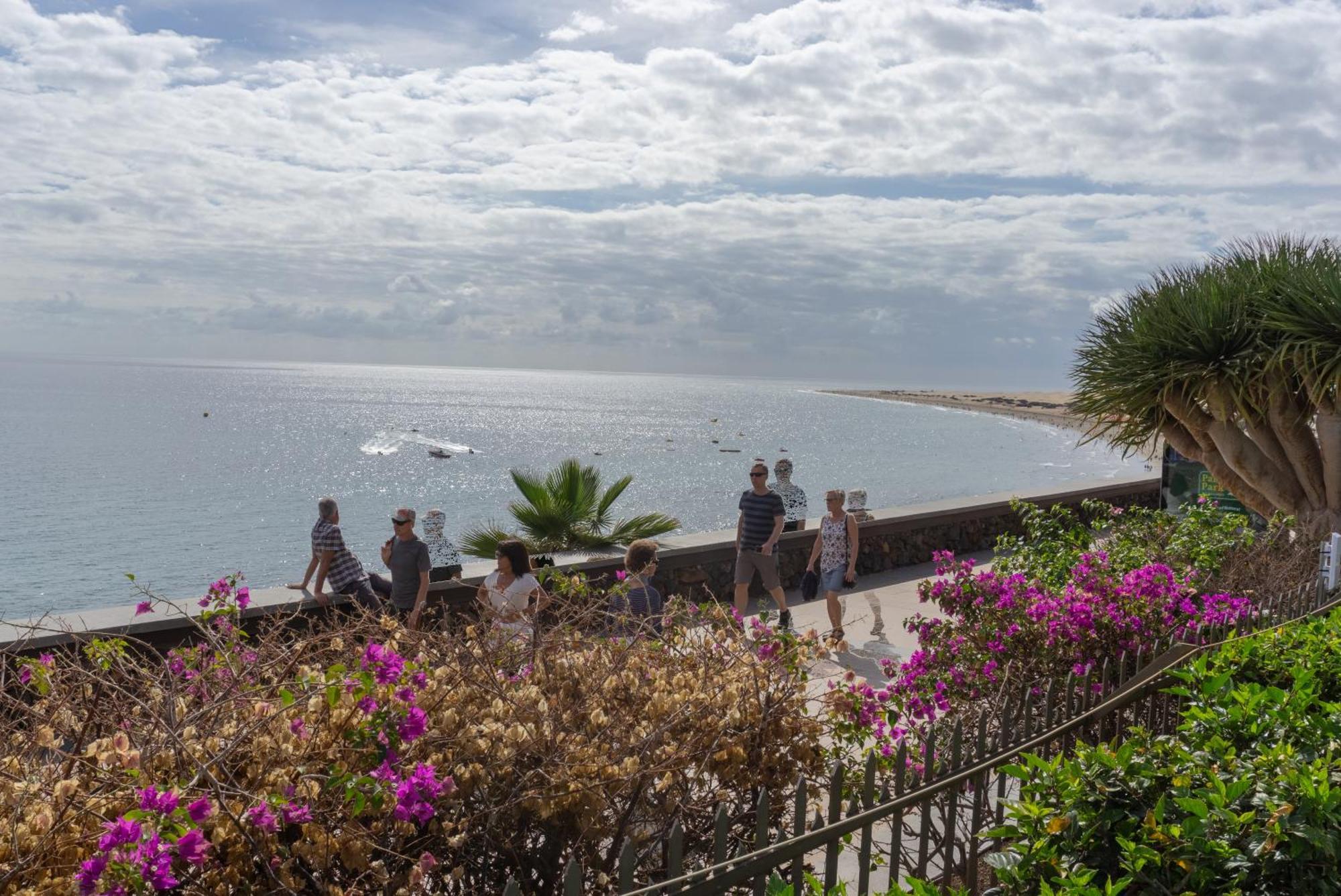 Sea View Apartment *