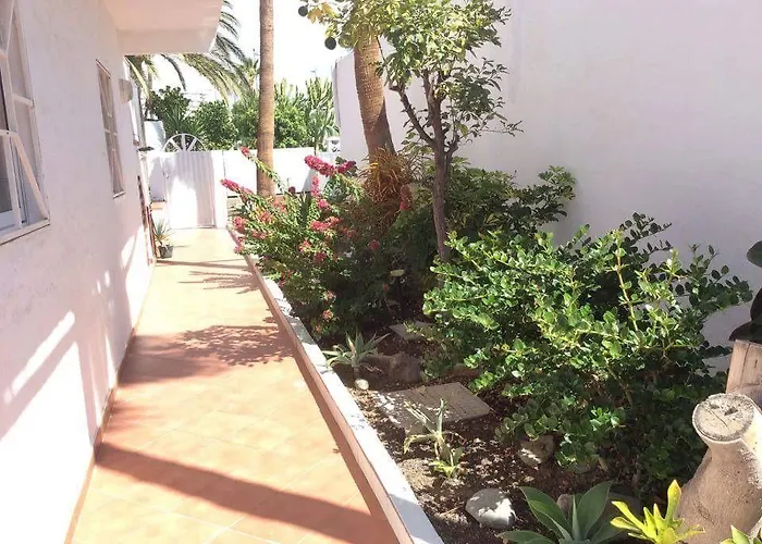 Sunny Rooms Guesthouse - Gay Men Only